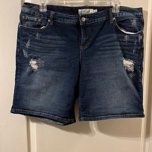 Torrid size 22 High Rise Bermuda Short..distressed and stretchy! Only worn once!